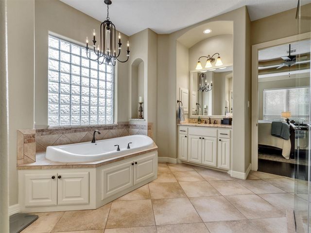 15601 Crown Oaks Drive, Montgomery, TX 77316