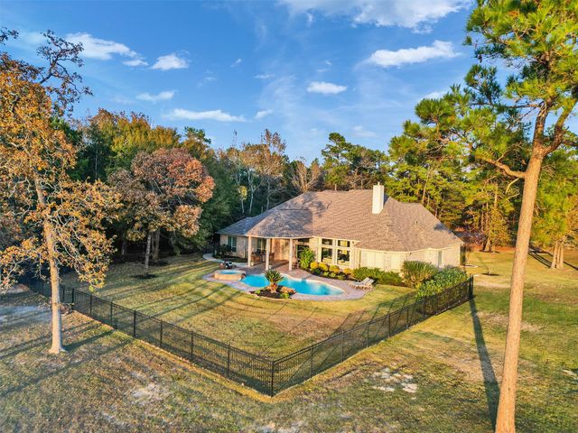 15601 Crown Oaks Drive, Montgomery, TX 77316
