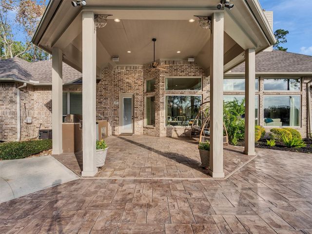 15601 Crown Oaks Drive, Montgomery, TX 77316