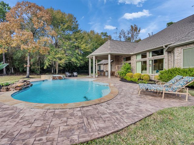 15601 Crown Oaks Drive, Montgomery, TX 77316