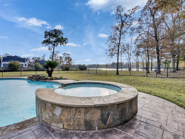 15601 Crown Oaks Drive, Montgomery, TX 77316