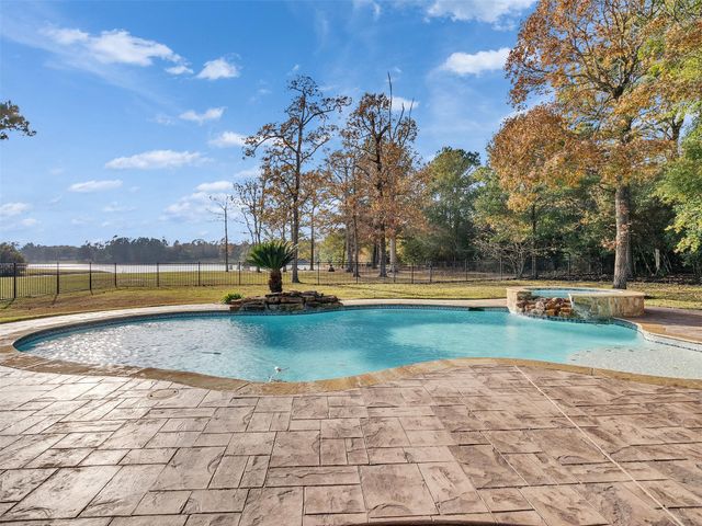 15601 Crown Oaks Drive, Montgomery, TX 77316