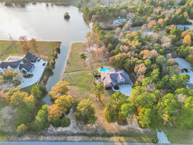 15601 Crown Oaks Drive, Montgomery, TX 77316