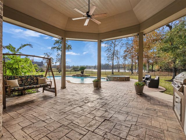 15601 Crown Oaks Drive, Montgomery, TX 77316