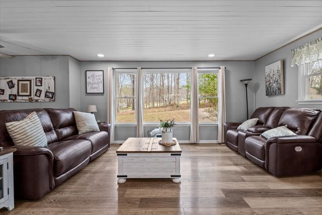 105 Clearwater Dr, Tennessee Ridge, TN 37178