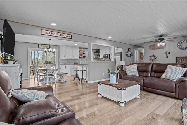105 Clearwater Dr, Tennessee Ridge, TN 37178