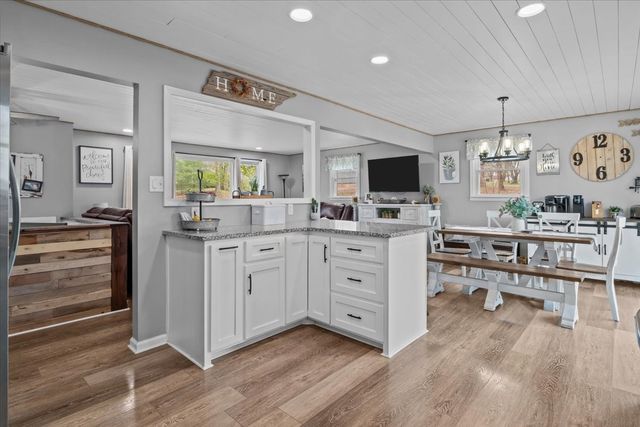 105 Clearwater Dr, Tennessee Ridge, TN 37178
