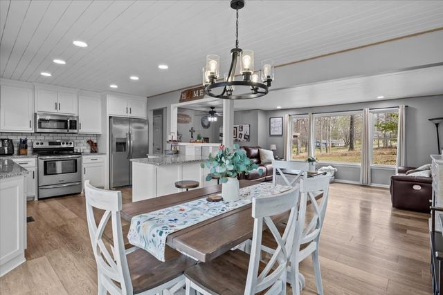 105 Clearwater Dr, Tennessee Ridge, TN 37178