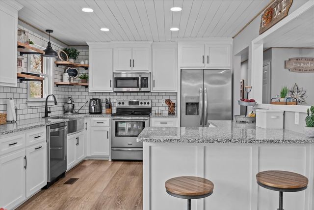 105 Clearwater Dr, Tennessee Ridge, TN 37178