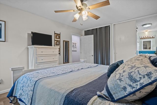 105 Clearwater Dr, Tennessee Ridge, TN 37178