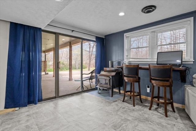 105 Clearwater Dr, Tennessee Ridge, TN 37178