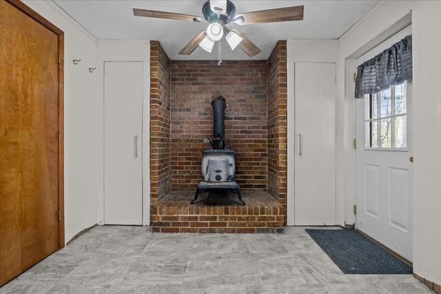 105 Clearwater Dr, Tennessee Ridge, TN 37178