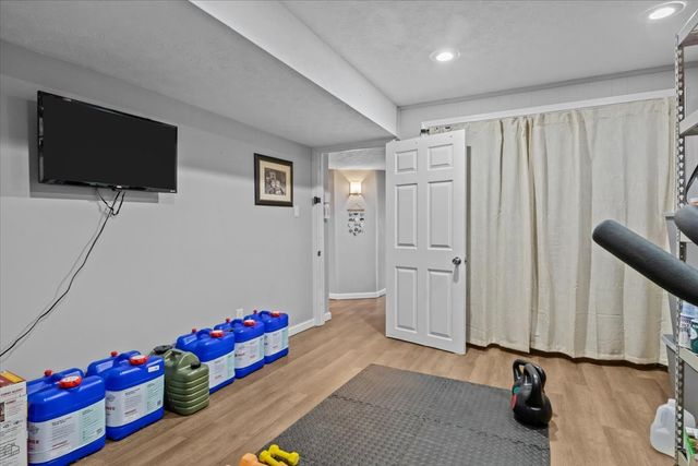 105 Clearwater Dr, Tennessee Ridge, TN 37178