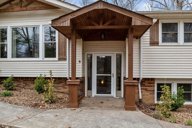 105 Clearwater Dr, Tennessee Ridge, TN 37178