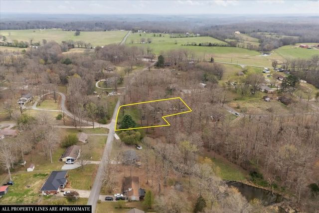 105 Clearwater Dr, Tennessee Ridge, TN 37178