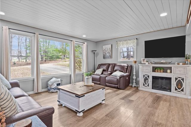 105 Clearwater Dr, Tennessee Ridge, TN 37178