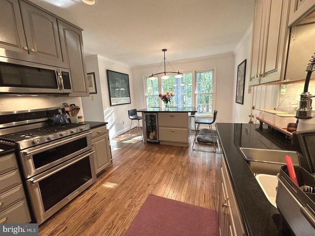 725 FOREST PARK RD, Great Falls, VA 22066