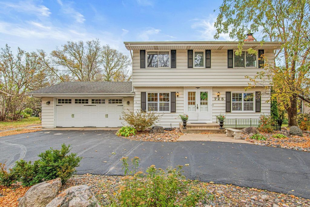725 Pineview Lane N, Plymouth, MN 55441