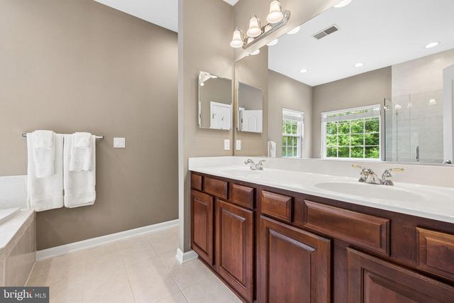 12654 HERON RIDGE DR, Fairfax, VA 22030