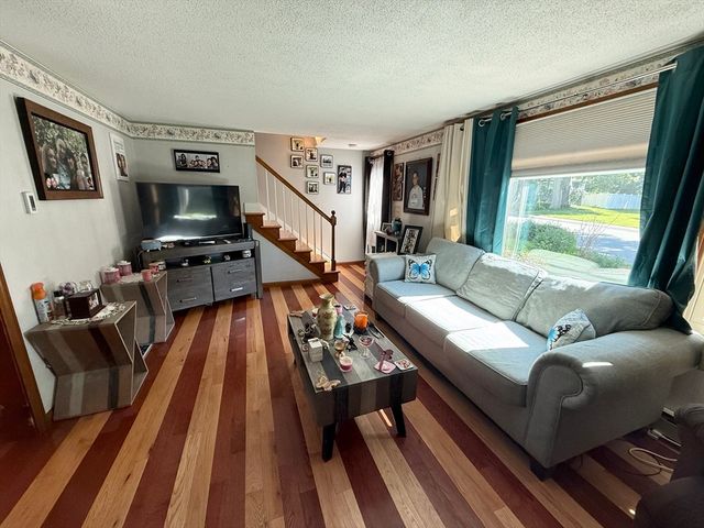 4 Mayfield Rd, Auburn, MA 01501