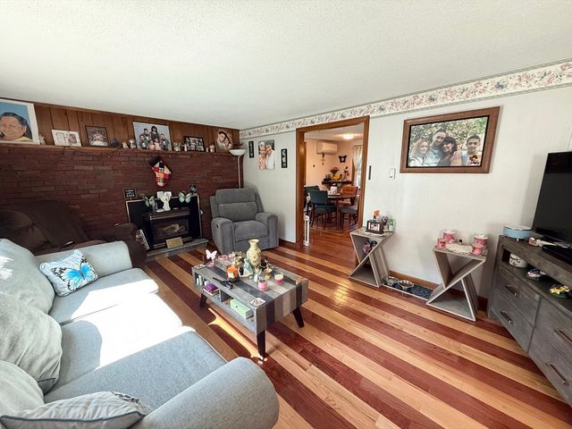 4 Mayfield Rd, Auburn, MA 01501