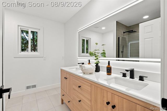 2255 Bedford Road, Bloomfield Hills, MI 48302