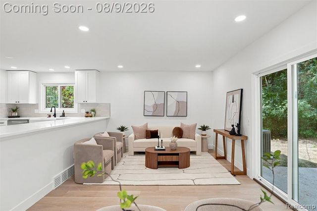 2255 Bedford Road, Bloomfield Hills, MI 48302