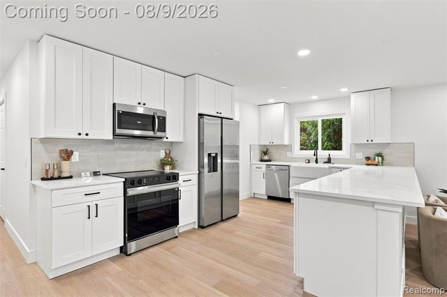 2255 Bedford Road, Bloomfield Hills, MI 48302