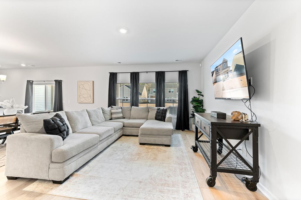 Image 5 of property listing at 142 Post Mill Drive, Summerville, SC 29485