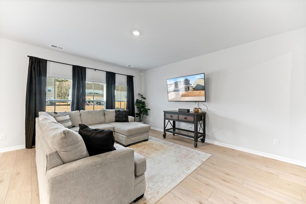 Image 6 of property listing at 142 Post Mill Drive, Summerville, SC 29485