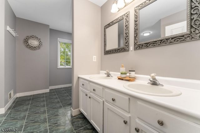 15 Byron Dr, Lopatcong Twp., NJ 08865
