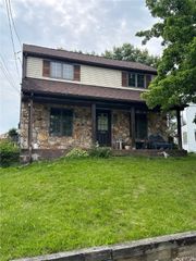 534 Independence Dr, Clairton, PA 15025