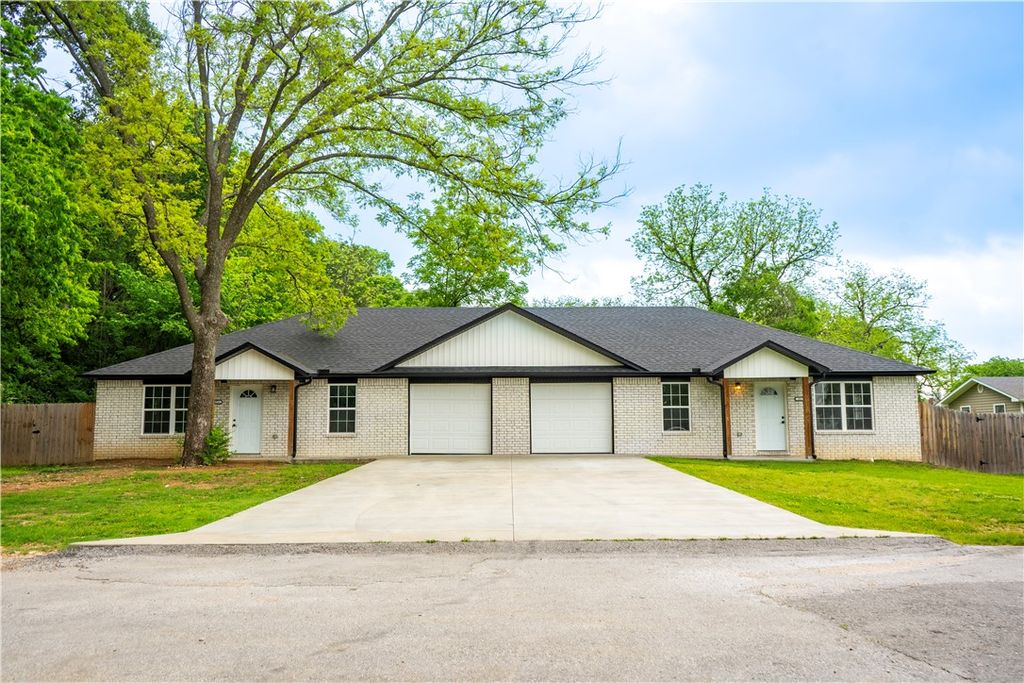 517 N Oak Hill Street, Siloam Springs, AR 72761