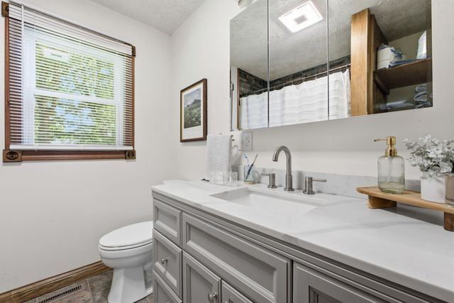 198 Clearview Rd, Cottontown, TN 37048