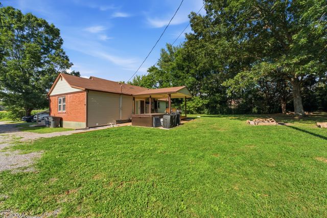 198 Clearview Rd, Cottontown, TN 37048