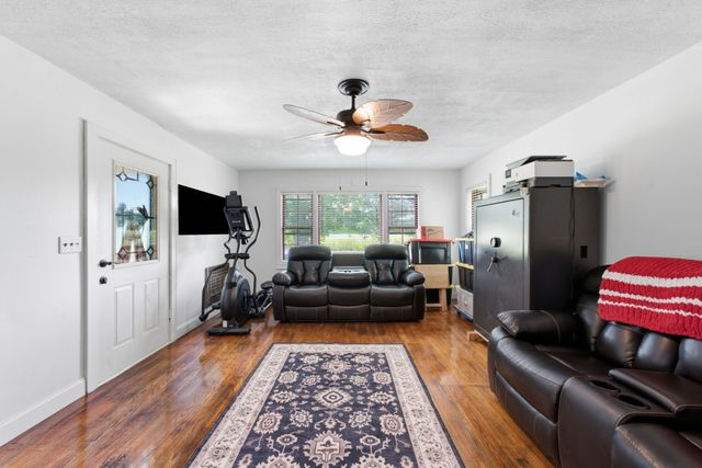198 Clearview Rd, Cottontown, TN 37048