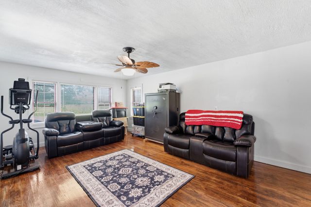 198 Clearview Rd, Cottontown, TN 37048
