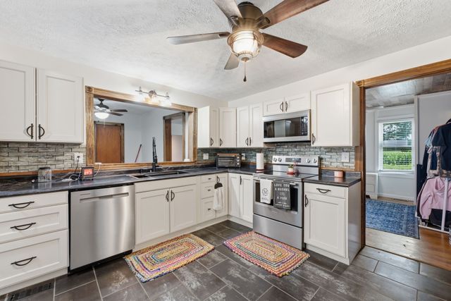 198 Clearview Rd, Cottontown, TN 37048