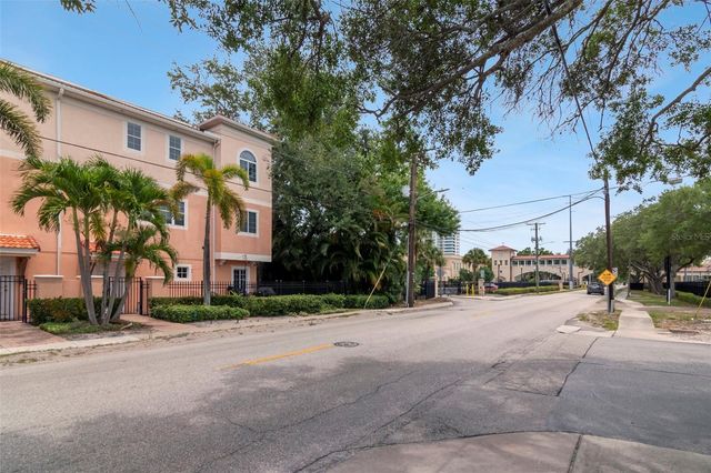 3025 W GROVEWOOD COURT 3, Tampa, FL 33629