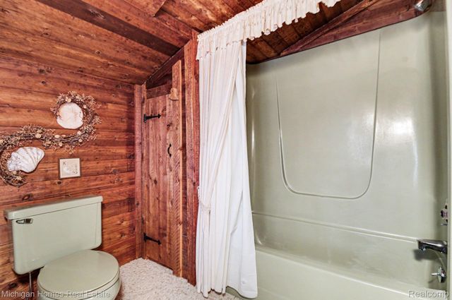 885 Rustic Village Lane, Orion Charter Township, MI 48362