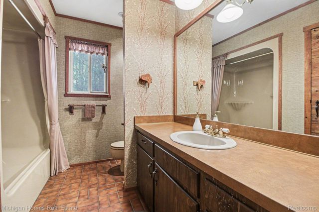 885 Rustic Village Lane, Orion Charter Township, MI 48362