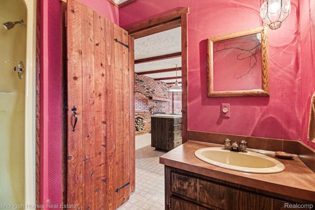 885 Rustic Village Lane, Orion Charter Township, MI 48362