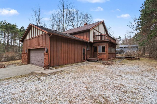 885 Rustic Village Lane, Orion Charter Township, MI 48362