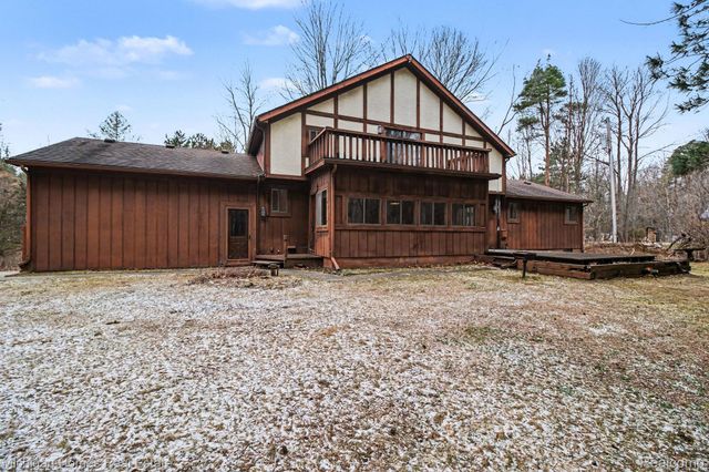 885 Rustic Village Lane, Orion Charter Township, MI 48362