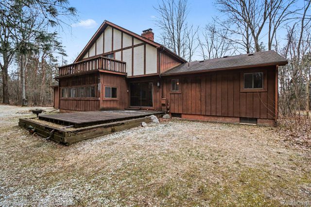 885 Rustic Village Lane, Orion Charter Township, MI 48362