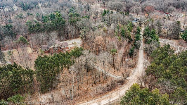 885 Rustic Village Lane, Orion Charter Township, MI 48362