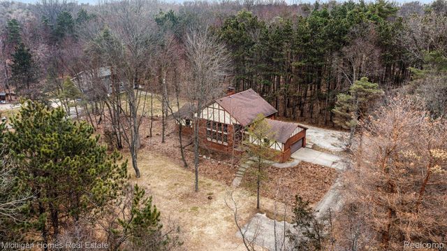 885 Rustic Village Lane, Orion Charter Township, MI 48362