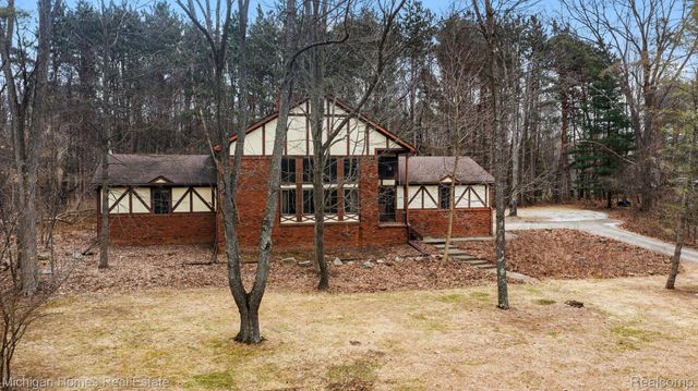 885 Rustic Village Lane, Orion Charter Township, MI 48362