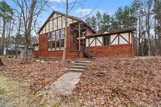 885 Rustic Village Lane, Orion Charter Township, MI 48362