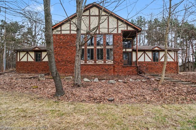 885 Rustic Village Lane, Orion Charter Township, MI 48362